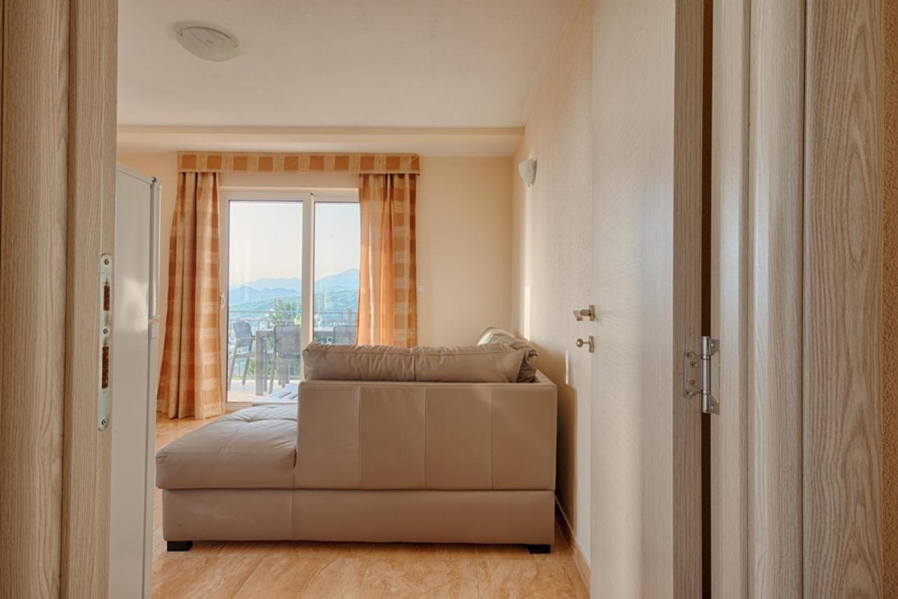 Free Food And Swimming Pool Apartman Utjeha Kültér fotó