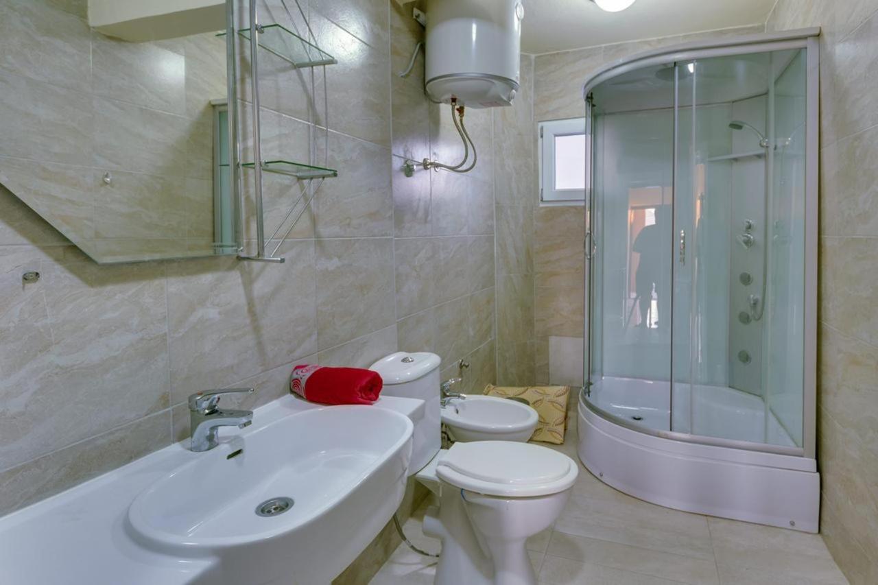 Free Food And Swimming Pool Apartman Utjeha Kültér fotó