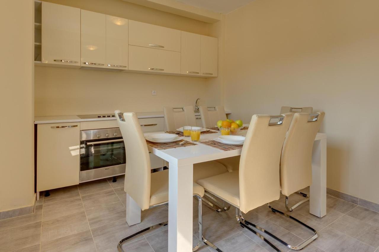 Free Food And Swimming Pool Apartman Utjeha Kültér fotó